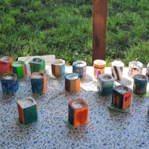 Ceramiczne świeczniki pomalowane farbami przez dzieci